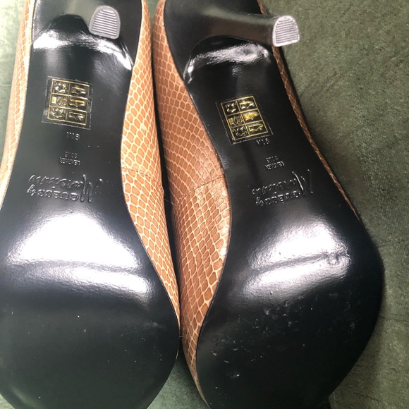 Guess by Marciano size 9 tan opera pumps - Picture 5 of 6